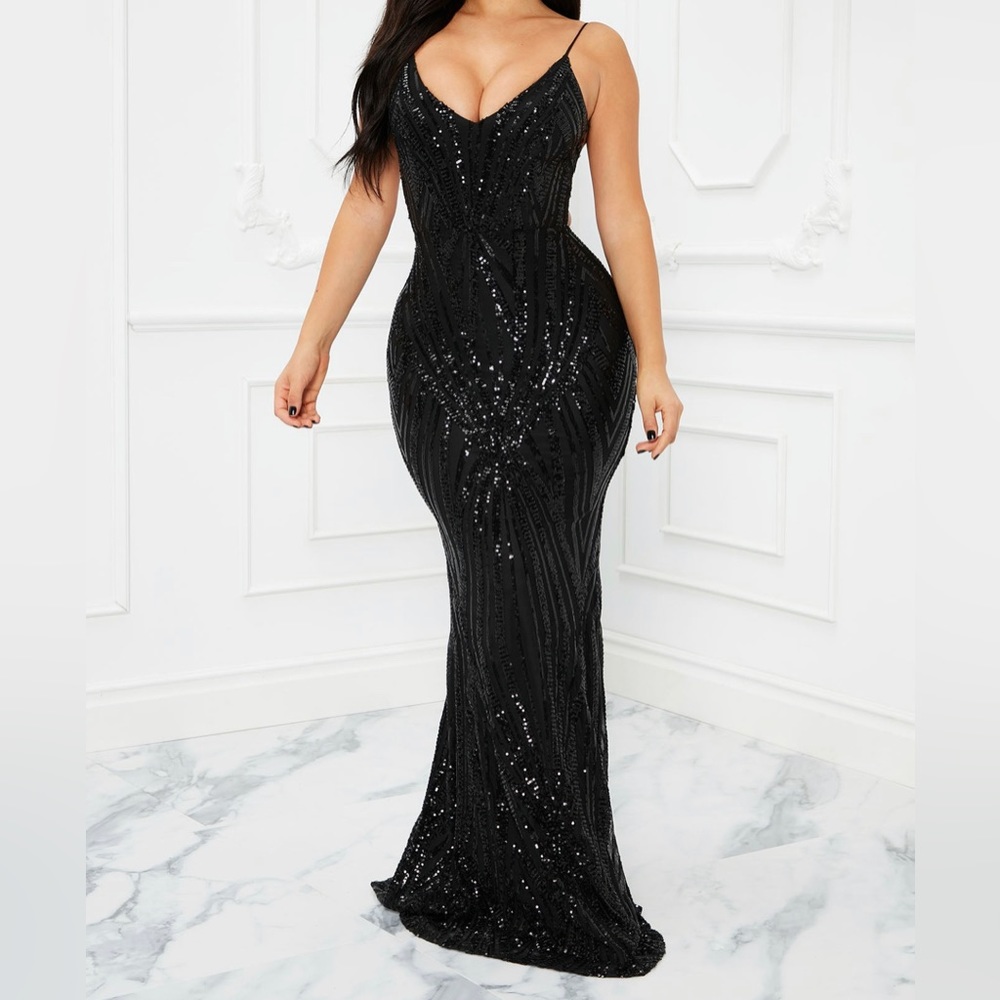 Black gown size medium never worn